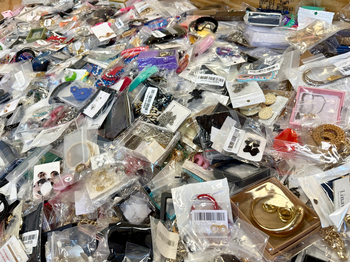 Wholesale Lot of 100 Pieces of Jewelry (Assorted)