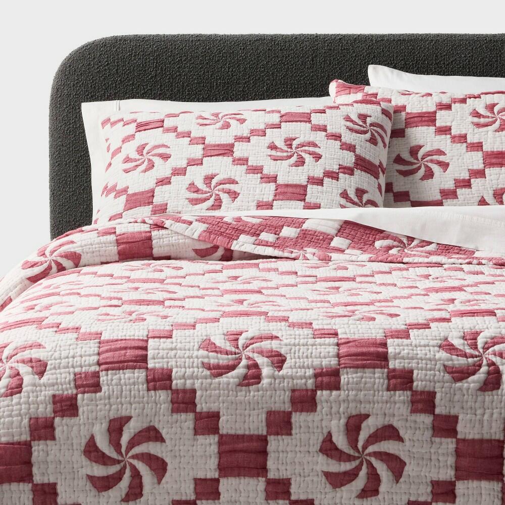 Full/Queen Matelasse Christmas Quilt Set Red