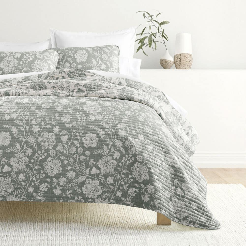 Home Collection Reversible Floral Eucalyptus Quilt Set with Shams