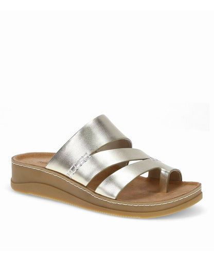 Women's 8M Baretraps Fresha Toe Loop Wedge Sandals - Gold