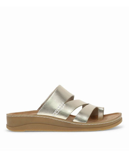 Women's 8M Baretraps Fresha Toe Loop Wedge Sandals - Gold