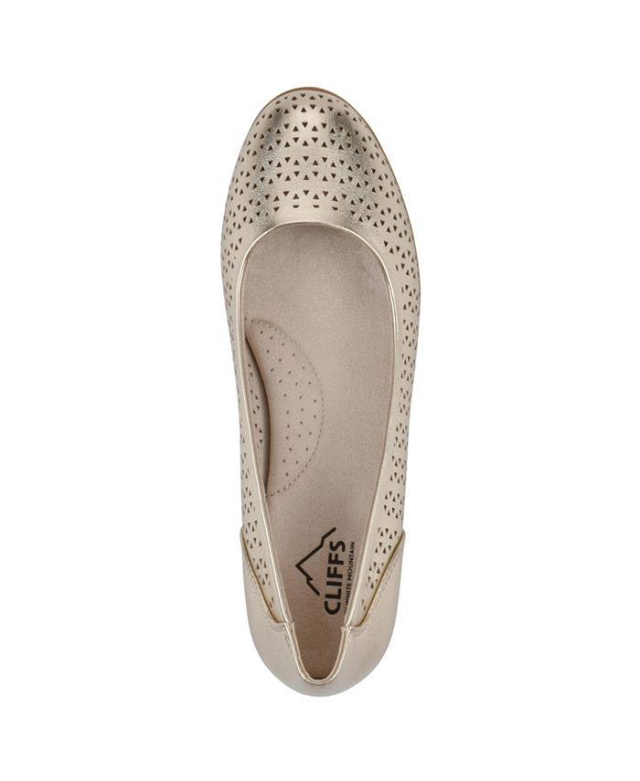9 Women's Cliffs by White Mountain Cindy Ballet Comfort Flat - Gold - 9.5M