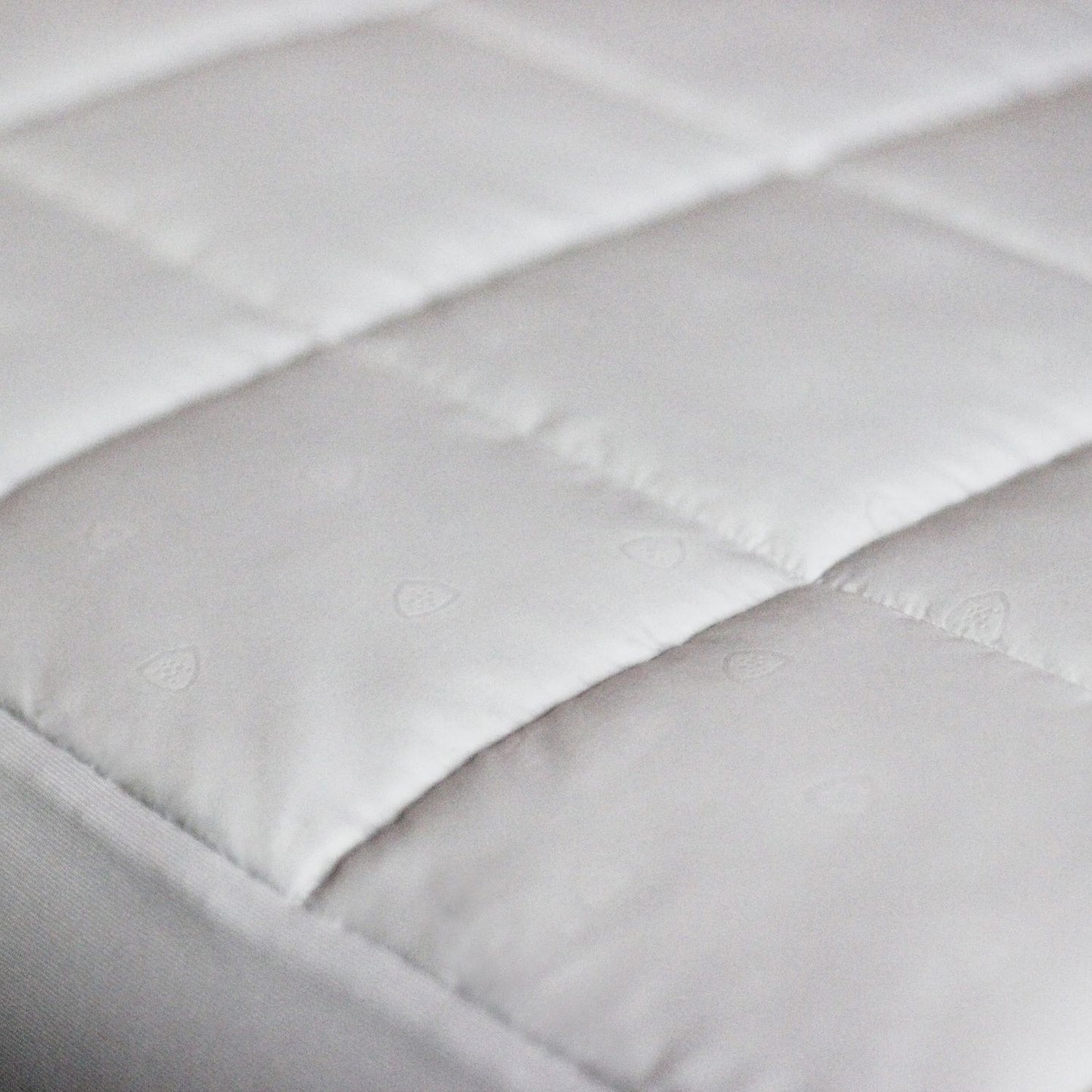 AllerEase Total Allergy Defense Mattress Pad Queen *Open/Damaged Box*