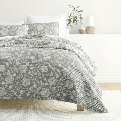 Home Collection Reversible Floral Eucalyptus Quilt Set with Shams