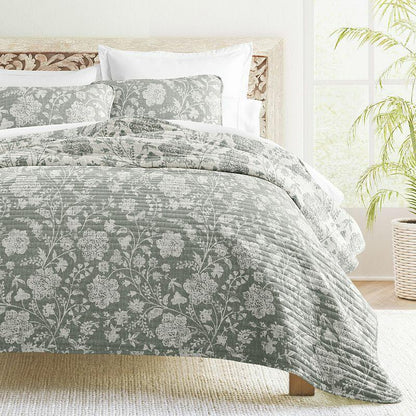 Home Collection Reversible Floral Eucalyptus Quilt Set with Shams