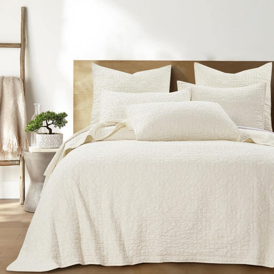 Beckett Cream 3-Piece Damask Scroll Jacquard Microfiber King/Cal King Quilt Set